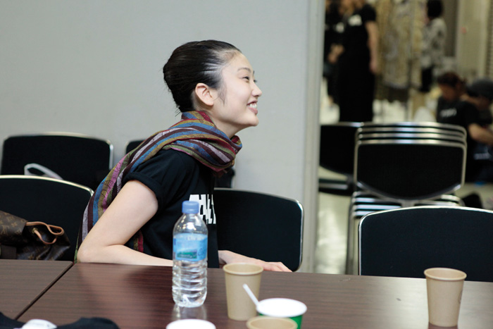 happy model eating backstage anrealage